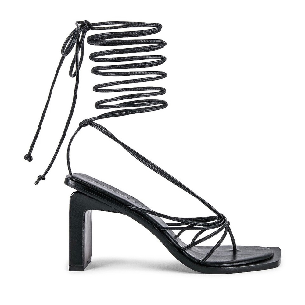 A’mmonde Atelier heel in black.